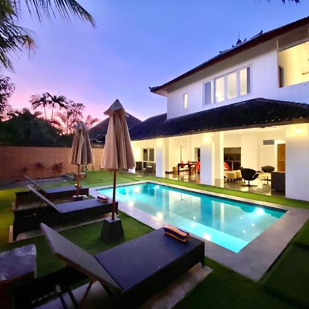 Villa JULIA | heart of Seminyak | 350m Beach Bagian luar foto