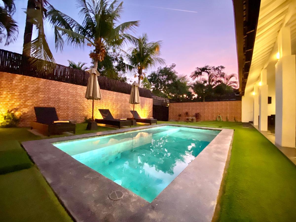 Villa JULIA | heart of Seminyak | 350m Beach Bagian luar foto