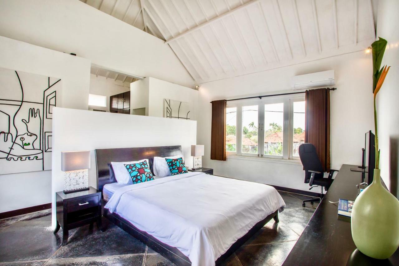 Villa JULIA | heart of Seminyak | 350m Beach Bagian luar foto